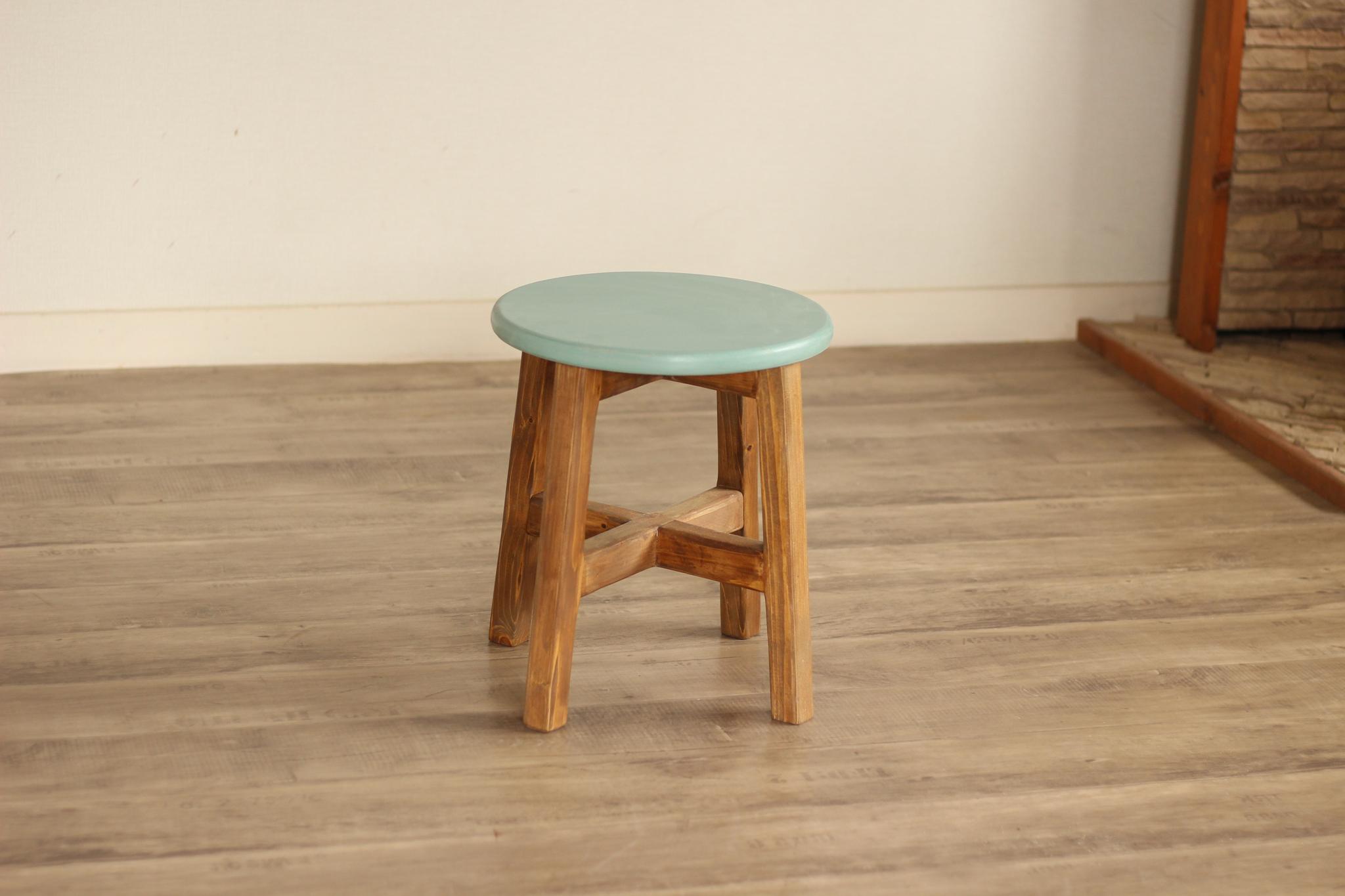 座面の広いスツール ライトブルー×オーク サイドテーブル1枚目の画像