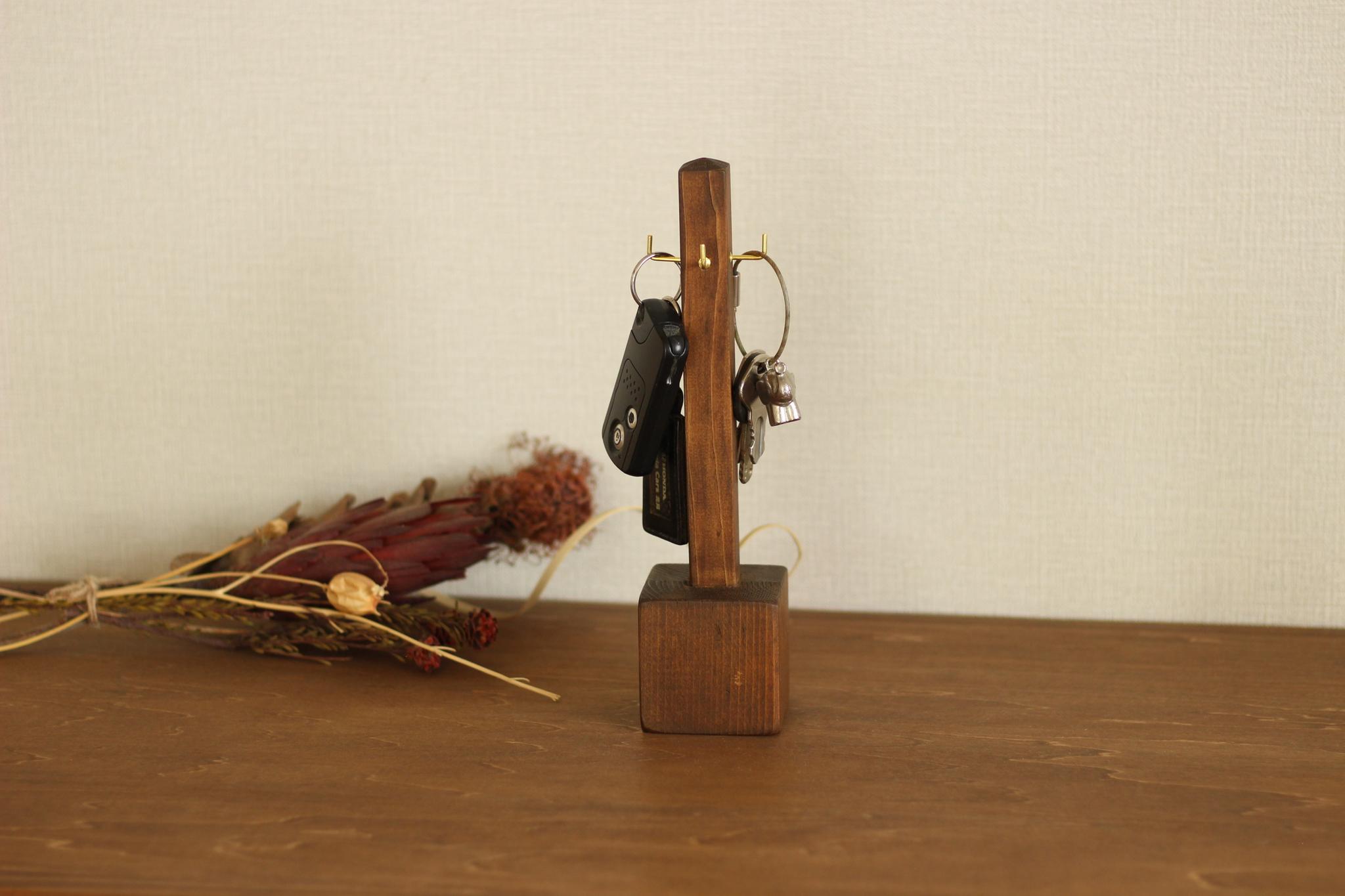 木と真鍮のキースタンド アンティークブラウン キーフック1枚目の画像