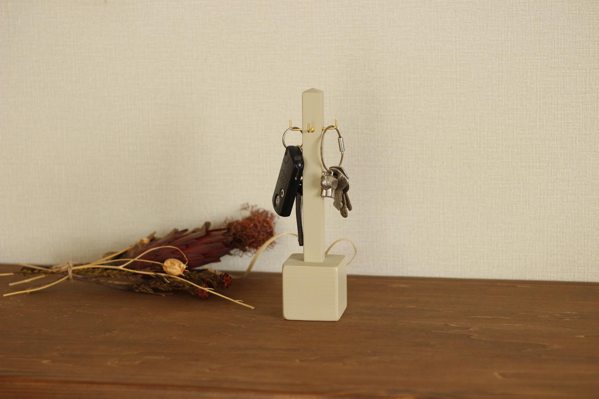 木と真鍮のキースタンド アンティークホワイト キーフック1枚目の画像