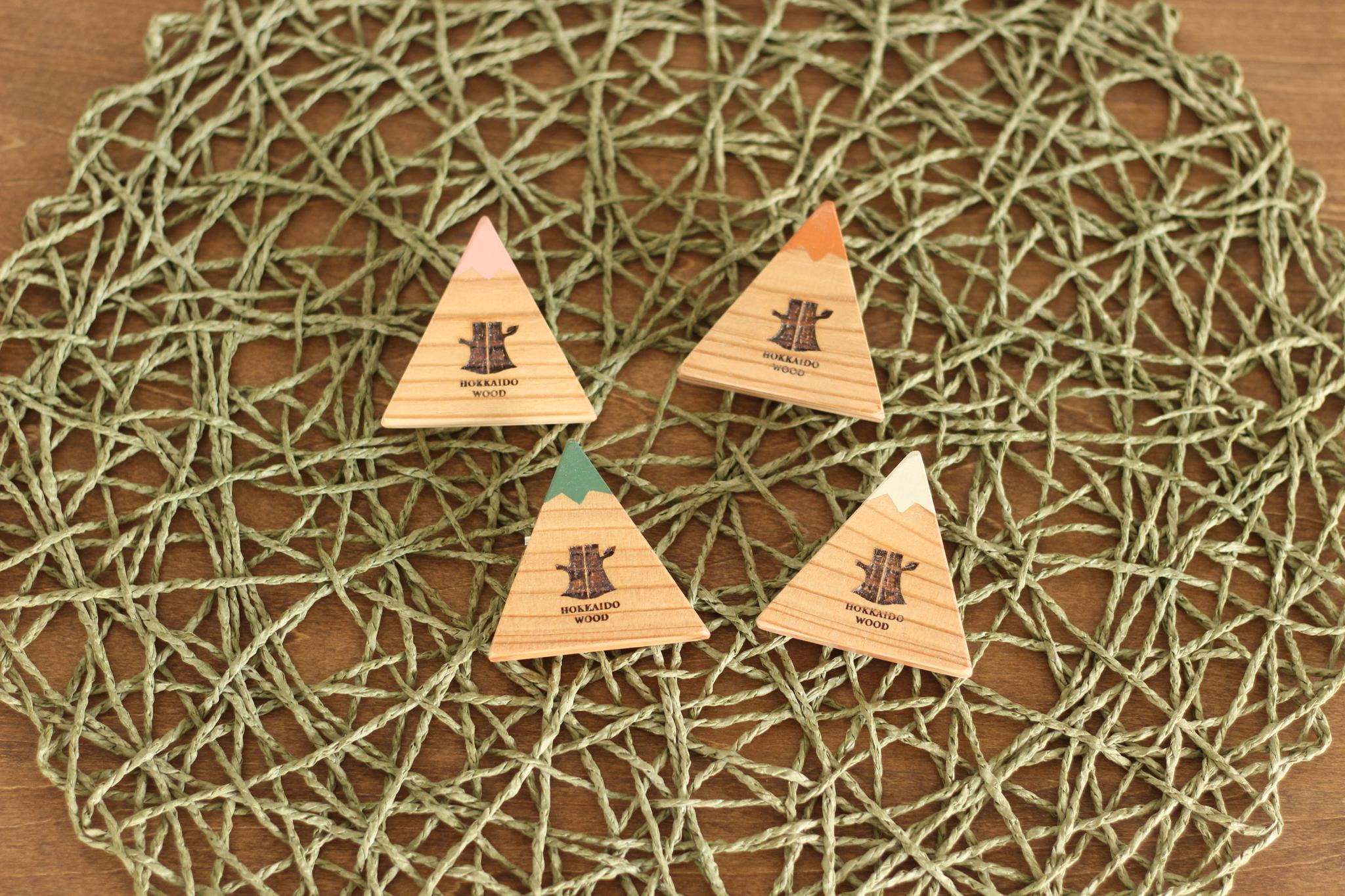 『山のブローチ』 四季 春夏秋冬 木製 HOKKAIDO WOOD1枚目の画像